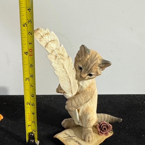 Country Artists Love Story" figurine, a realistic kitten with a feather - Picture 10 of 11